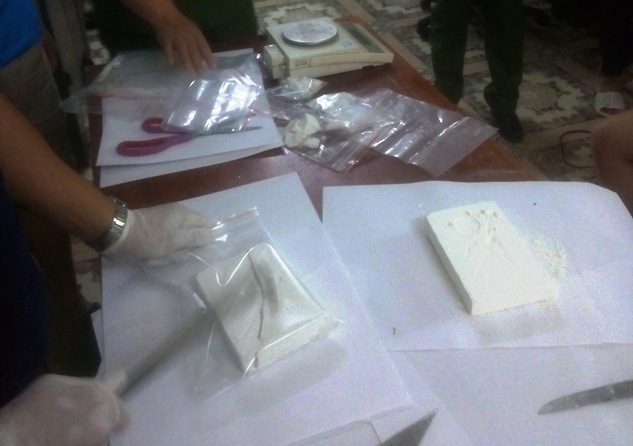 Lực lượng chức năng kiểm tra tang vật vụ án.
