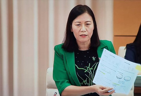 Bà Lê Thị Nga dẫn chứng phần bài tập trong sách Toán lớp 1 khiến sách khó dùng lại vào năm sau