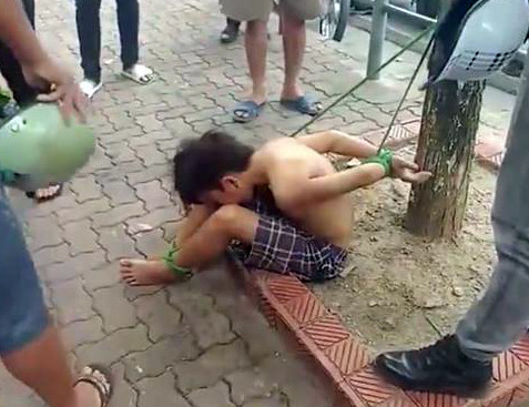 Hình ảnh thiếu niên 16 tuổi bị trói vào gốc cây. Ảnh: P.T.