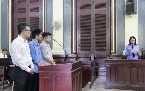 Lợi dụng sơ hở Minh và Hùng đã tham ô hơn 9 tỉ đồng.
