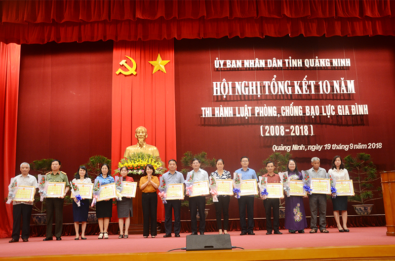 13 tập thể có thành tích xuất sắc trong công tác thi hành Luật phòng, chống BLGĐ được nhận Bằng khen của UBND tỉnh.