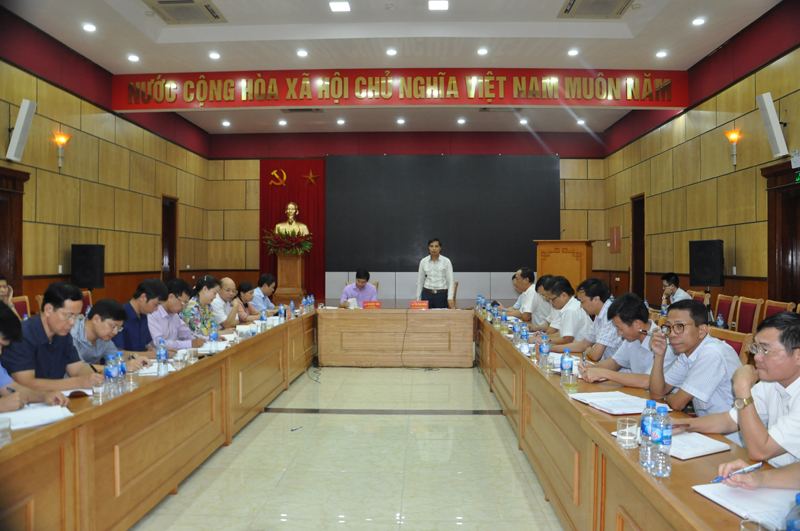 Đồng chí Vũ Văn Diện, Phó Chủ tịch UBND tỉnh, phát biểu tại hội nghị.