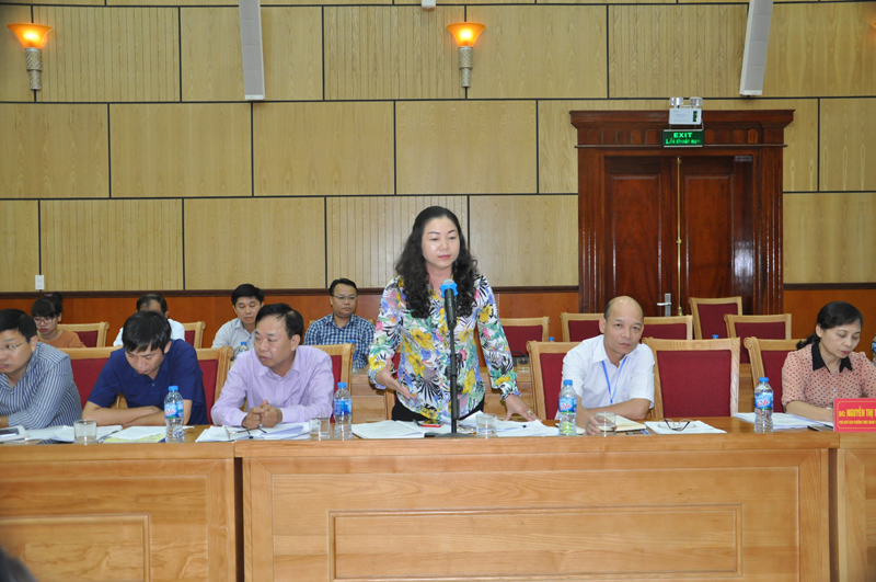 Đại diện Thanh tra TP Cẩm Phả phát biểu ý kiến làm rõ một số nội dung kết luận kiểm tra của tỉnh.