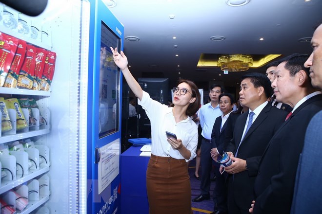 Đại biểu tham quan các gian hàng triển lãm tại Hội nghị Thượng đỉnh về Thành phố thông minh ASOCIO 2018 - Hà Nội (ASOCIO Smart City Summit 2018 - Hanoi). (Ảnh: Minh Quyết/TTXVN)