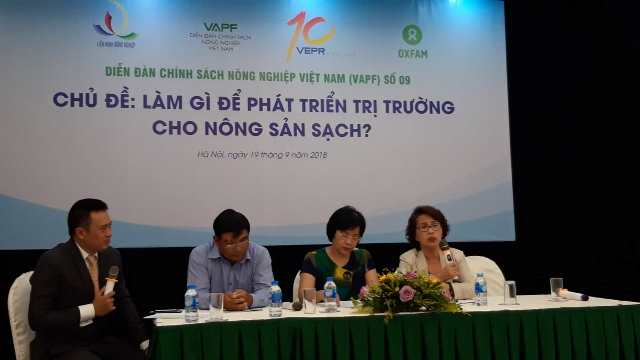Các đại biểu tham gia thảo luận tại Diễn đàn "Làm gì để phát triển thị trường nông sản sạch".