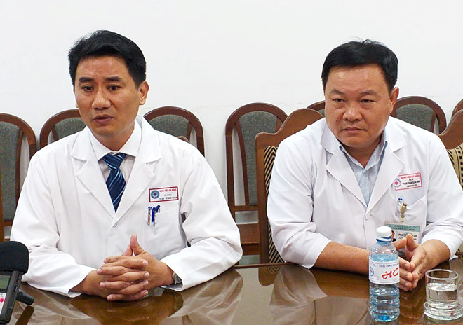 Bác sĩ Lê Đức Nhân (trái), Giám đốc Bệnh viện Đà Nẵng, cho biết nạn nhân may mắn sống sót trong vụ cả gia đình nghi ngộ độc đã tỉnh táo. Ảnh: G.H.