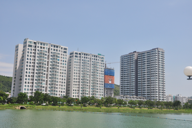 Khu vực đường Hoàng Quốc Việt, phường Hùng Thắng, TP Hạ Long có khá nhiều căn hộ chung cư cho khách du lịch 