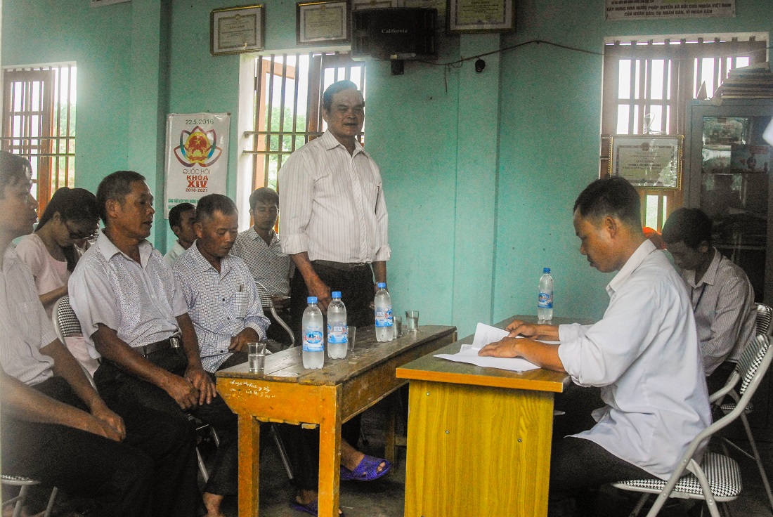 Là người có uy tín của thôn Nà Thổng (xã Quảng An, Đầm Hà), ông Hồ Sìu Phúc (người đứng) tích cực đóng góp ý kiến trong cuộc họp chi bộ thôn.