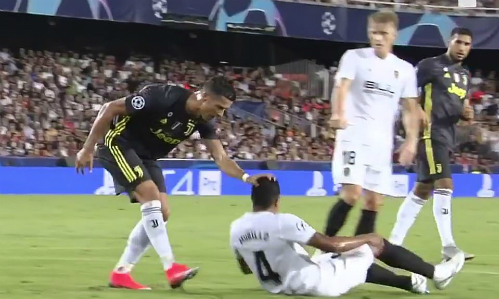Ronaldo túm đầu Murillo trong chớp nhoáng nhưng không qua được mắt trọng tài. Cầu thủ Valencia cũng ngay lập tức chạy đến tố cáo hành vi của CR7. Ảnh chụp màn hình.