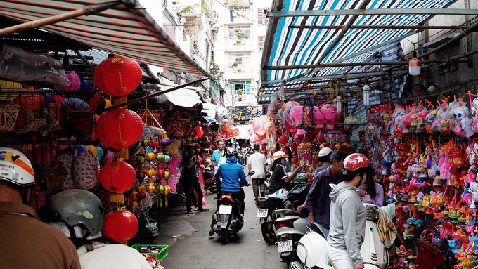 Cứ đến dịp Trung thu mỗi năm, đường Lương Nhữ Học - Nguyễn Án, quận 5 lại đón một lượng khách lớn từ khắp nơi đổ về. Có người đến đây mua sắm lồng đèn, đầu lân, trống... cũng có những đôi nam nữ hoặc bạn trẻ đến chụp hình lưu niệm. Các cửa hàng tại đây mở cửa từ sáng đến tối muộn. Để tham quan và khám phá khu phố, bạn có thể gửi xe ở dọc đường Trần Hưng Đạo từ khúc giao Triệu Quang Phục đến Châu Văn Liêm, vòng sang Nguyễn Trãi với giá 15.000 - 20.000 đồng rồi đi bộ.