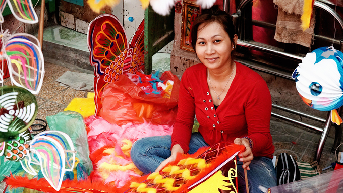 Trung thu mỗi năm chỉ có một lần. Chính vì vậy, nhiều gia đình tuy có truyền thống làm hoặc kinh doanh lồng đèn đều có thêm một công việc khác để làm trong năm. Sạp hàng chị Phụng (33 tuổi) có mặt ở phố lồng đèn lớn nhất Sài Gòn đã hơn 5 năm. Chị bán bánh ướt vào buổi sáng và sau đó, phụ gia đình làm lồng đèn.