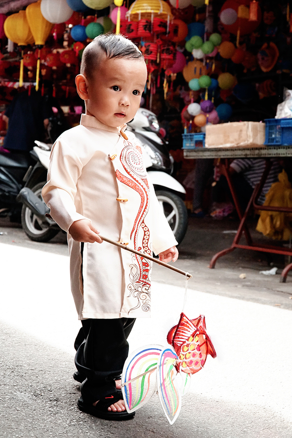 Phố lồng đèn ở quận 5 cũng là điểm vui chơi được nhiều gia đình có con nhỏ lựa chọn. Nhiều phụ huynh đầu tư áo dài truyền thống hoặc cách tân để chụp ảnh cùng lồng đèn.