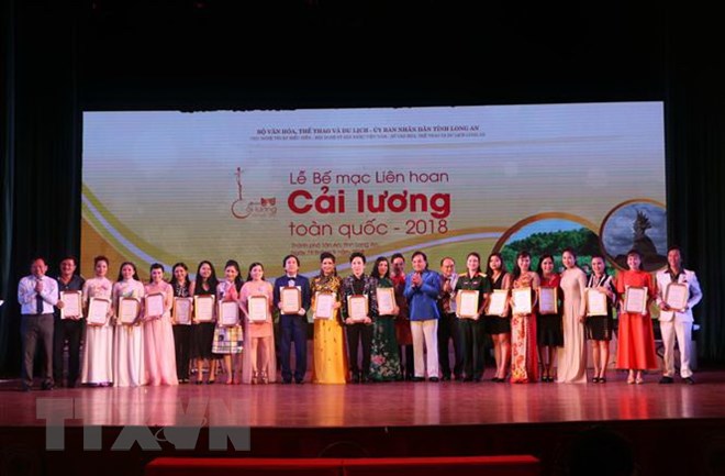 Ban Tổ chức trao huy chương cho các nghệ sỹ có vai diễn xuất sắc. (Ảnh: Bùi Giang/TTXVN)