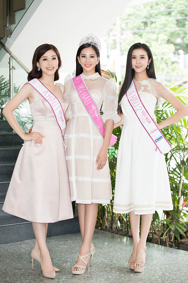 Ngày đầu tiên sau đăng quang cả 3 đã không ngủ được dẫn đến sức khoẻ không đảm bảo. Top 3 đã phải dời lịch giao lưu ngay sau đó, Tân hoa hậu và 2 Á hậu vô cùng tiếc nuối về điều này