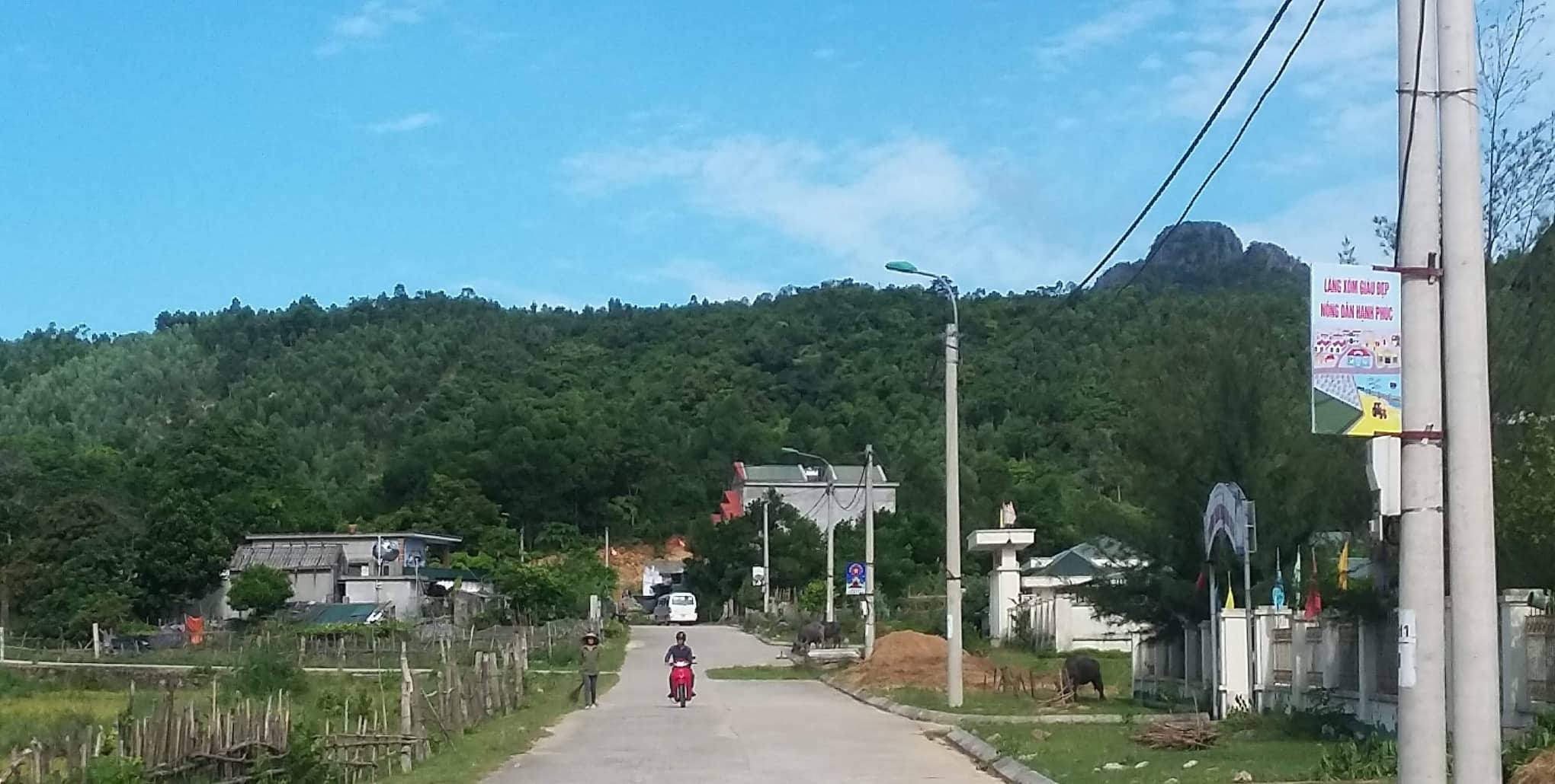 Các trục đường liên thôn, xã ở Bản Sen được mở rộng và bê tông hóa đạt 90%.