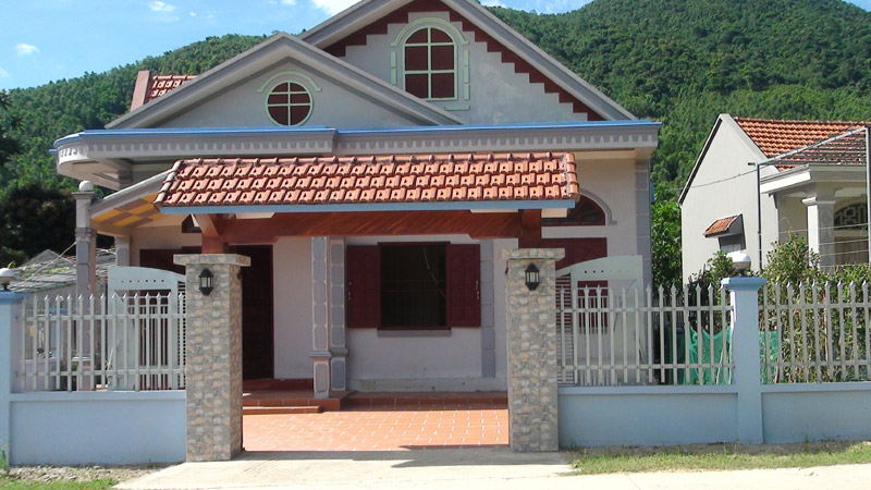Kinh tế phát triển, nhiều hộ ở Bản Sen đã xây được nhà cao tầng, kiên cố.