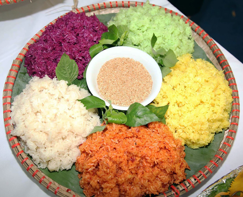 Xôi ngũ sắc, sản phẩm của người Tày- huyện Bình Liêu. Ảnh: Đình Hiệu (Trung tâm TT-VH huyện Bình Liêu)