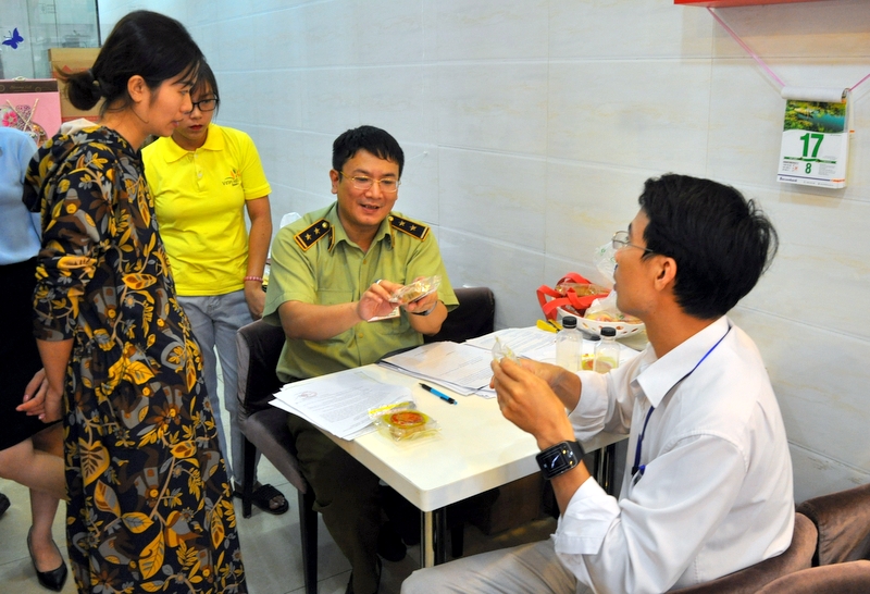 Cùng với việc thanh, kiểm tra, các cơ quan chức năng cũng trực tiếp tuyên truyền, phổ biến kiến thức và hướng dẫn các cơ sở sản xuất, kinh doanh bánh Trung thu về việc thực hiện đúng, đủ các quy định của pháp luật về đảm bảo ATPP.