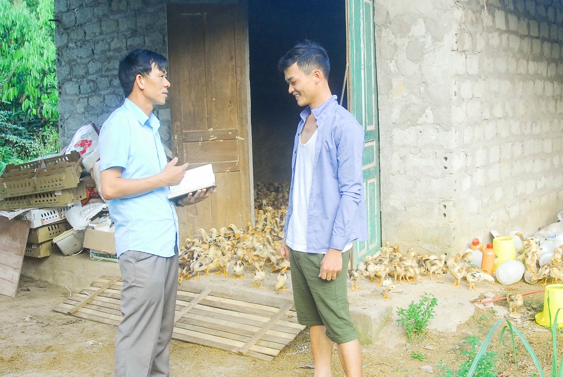 Cán bộ xã Đạp Thanh (Ba Chẽ) nắm tình hình vay vốn sản xuất của gia đình anh Chìu Quý Nguyên.
