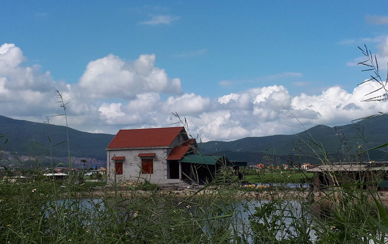Không hiếm những ngôi nhà kiên cố mới được xây dựng tại khu NTTS, xã Hồng Thái Tây.