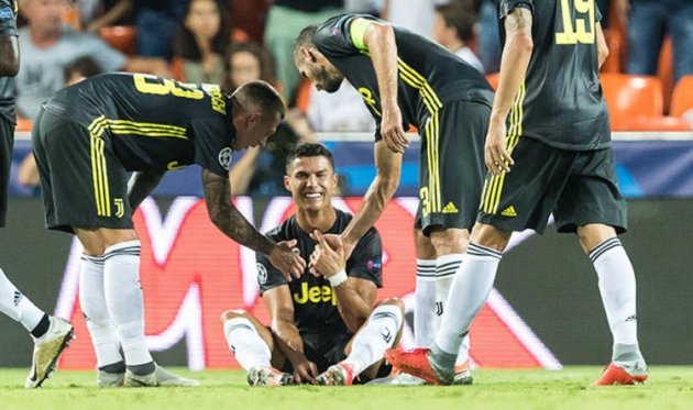  Ronaldo tức tưởi sau khi nhận thẻ đỏ trực tiếp.