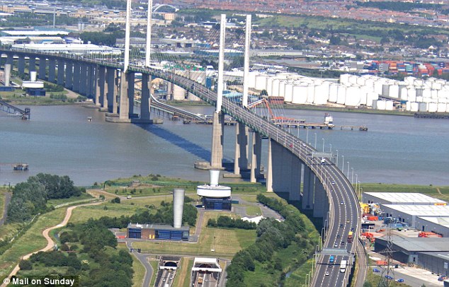 Cầu QE2 Dartford là dự án PPP đầu tiên tại Anh. Ảnh: www.dailymail.co.uk