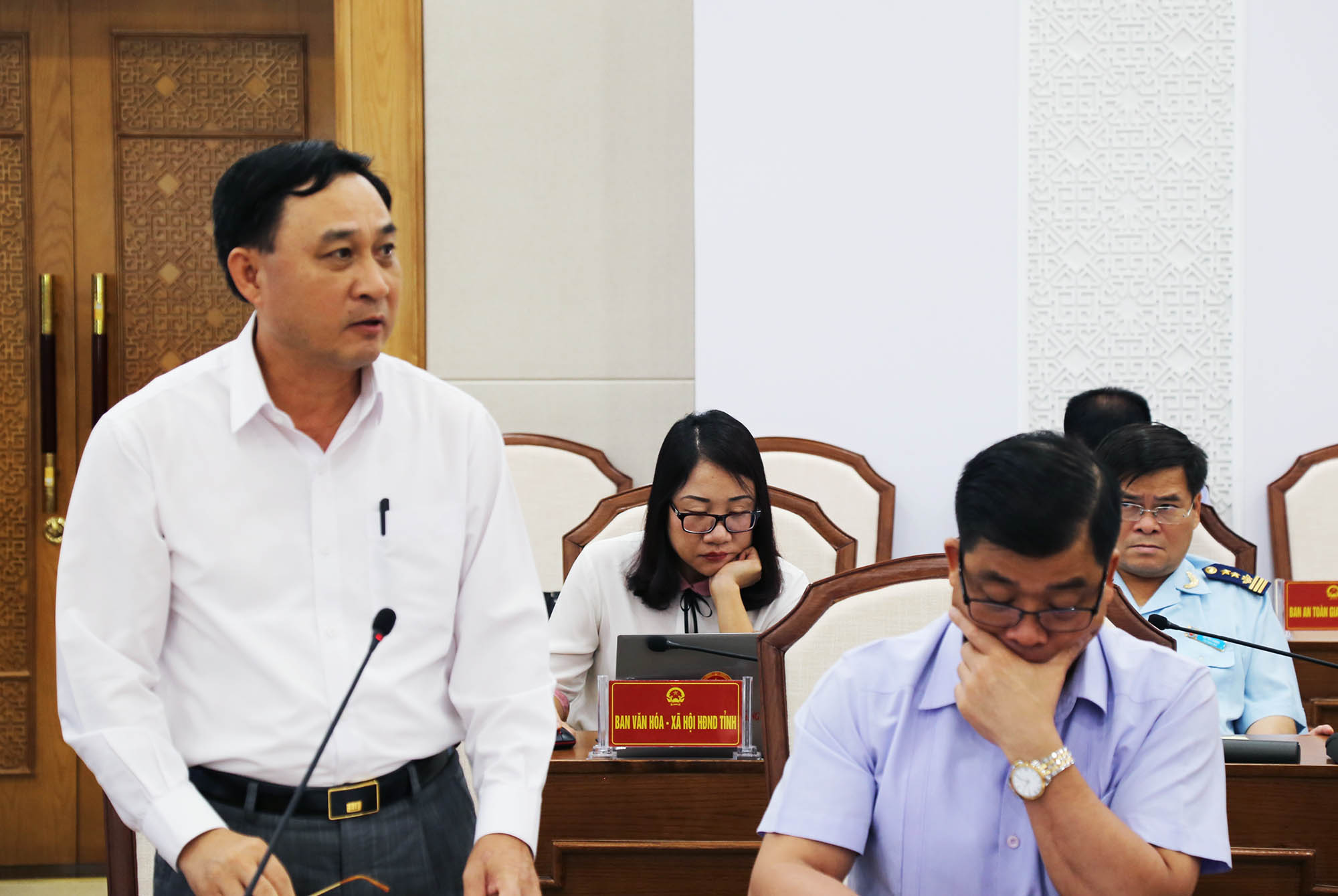 Chủ tịch Hiệp hội doanh nghiệp tỉnh phát biểu tại phiên họp.