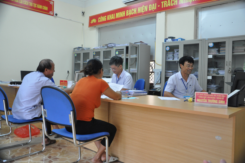 Công dân đến làm thủ tục hành chính tại bộ phận một cửa hiện đại của xã. Ảnh: Cẩm Nang.