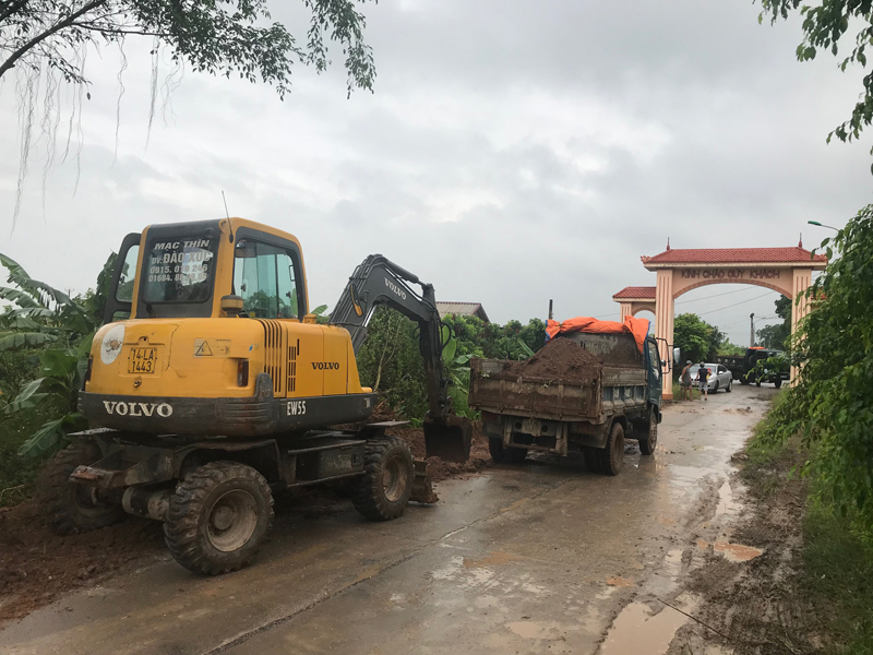 Nhờ làm tốt công tác vận động, tuyên truyền nên việc mở rộng tuyến đường vào làng Cửa Phúc (xã Việt Dân) để kết nối với xã An Sinh (TX Đông Triều) đã được triển khai thuận lợi, nhận được sự đồng thuận, hiến đất của nhân dân trong thôn. Ảnh: Khánh Giang.