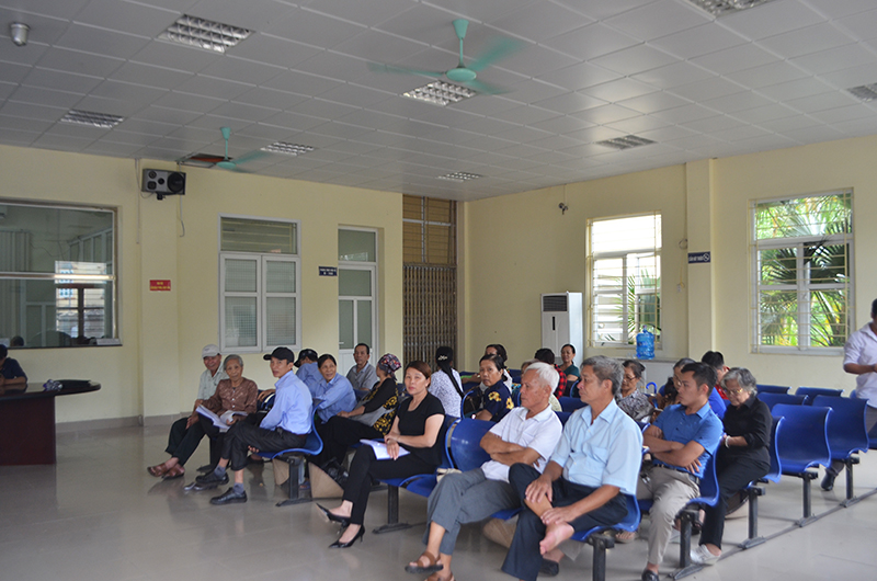 Khu vực nhà chờ vào ngày tiếp công dân định kỳ thường chật kín chỗ ngồi.