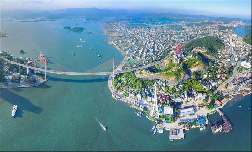 Cầu Bãi Cháy (Quảng Ninh) nối hai bờ sông Cửa Lục, nằm bên vịnh Hạ Long thơ mộng. Hạ Long vừa là điểm đến du lịch quen thuộc trong nước, vừa nổi tiếng với khách du lịch nước ngoài, được nhiều tay máy chọn để tham gia cuộc thi ảnh “Dấu ấn Việt Nam”. Ảnh: Nguyễn Thành Chung.