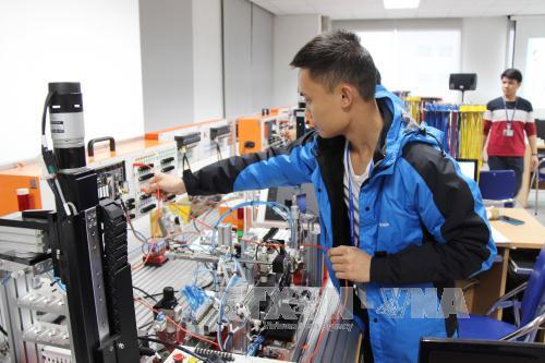 Hiệu chỉnh thiết bị trong khâu công đoạn phục vụ lắp ráp điện thoại di động tại Tổ hợp công nghệ cao Samsung, Khu công nghiệp Yên Bình, tỉnh Thái Nguyên. Ảnh: Hoàng Nguyên/TTXVN