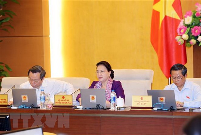 Chủ tịch Quốc hội Nguyễn Thị Kim Ngân và các Phó Chủ tịch Quốc hội Đỗ Bá Tỵ (bên phải), Phùng Quốc Hiển (bên trái) tại phiên họp. (Ảnh: Trọng Đức/TTXVN)