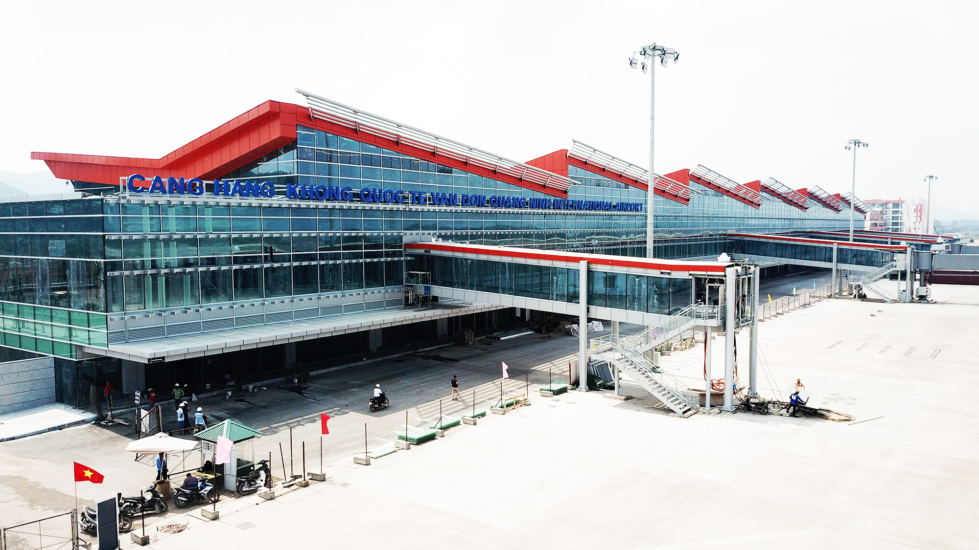 Khu vực mặt tiền nhà ga có công suất 2,5 triệu hành khách và 10.000 tấn hàng hoá/năm cơ bản hoàn thành.