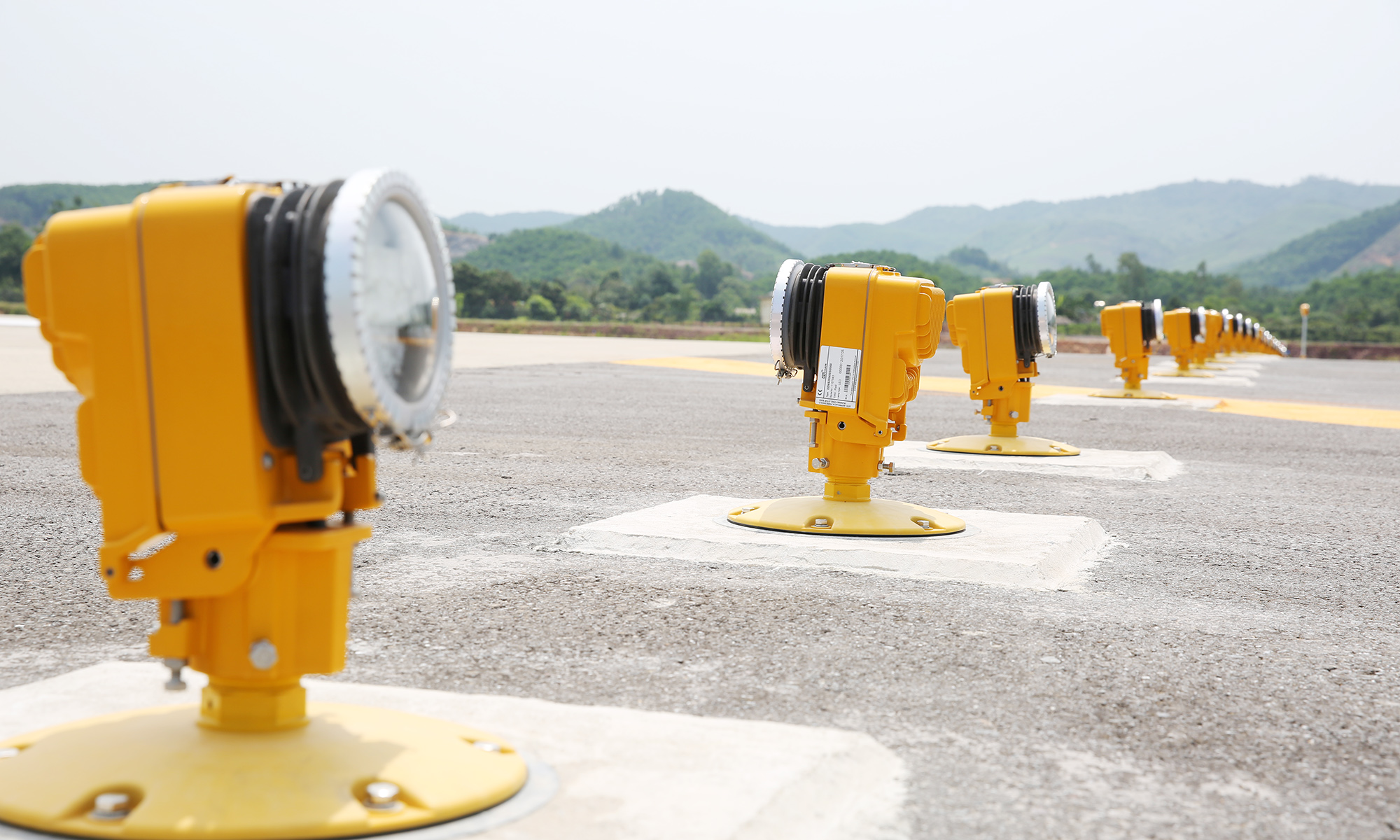 Tại khu vực bay, đã hoàn thành đường băng dài 3,6km và lắp đặt xong đèn dẫn hướng sử dụng công nghệ tiên tiến nhất.