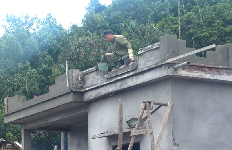 Sau khi qua lớp Nề anh Đặng Quang Diệp, thôn Làng Mới, xã Nam Sơn đã tham gia xây dựn nhiều ngôi nhà chương trình 167 ở xã và nhiều xã khác