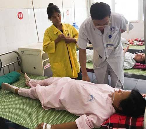 Bác sĩ BV Sản Nhi Hưng Yên thăm khám cho sản phụ H. Ảnh: BV Sản Nhi Hưng Yên