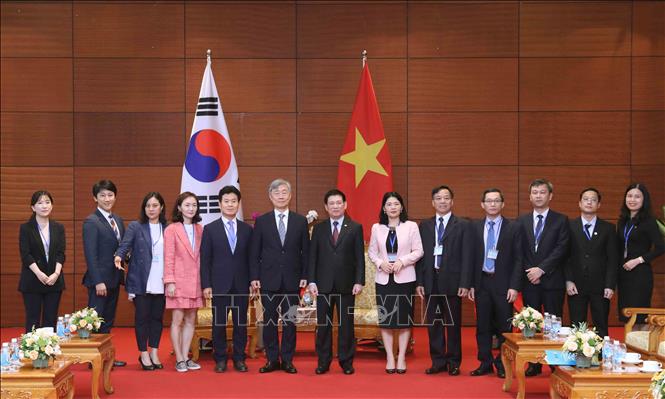 Tổng Kiểm toán nhà nước Hồ Đức Phớc và Chủ tịch Ủy ban Kiểm toán và Thanh tra Hàn Quốc (BAI), ông Choe Jaehyeong cùng đại diện lãnh đạo kiểm toán hai bên (Ảnh: TTXVN)