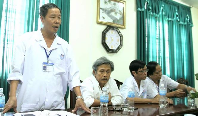 Ông Vỹ (đứng) cho biết, lãnh đạo trung tâm đã từng quan tâm lưu ý, nhắc nhở, nhưng do ông Tính bị áp lực công việc nên dẫn đến mô tả phiếu siêu âm "nặng nề", không đúng