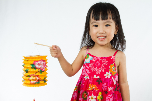 Trẻ em mong đợi đón Tết Trung thu, được rước đèn dưới trăng, thưởng thức bánh nướng. Ảnh: Shutterstock.