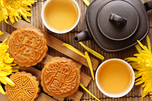Bánh Trung thu là món quà hấp dẫn để bé thưởng thức trong ngày trăng rằm. Ảnh: Shutterstock.