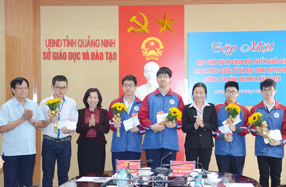 Lãnh đạo tỉnh và Hội Khuyến học tỉnh tặng quà cho các học sinh có thành tích xuất sắc.