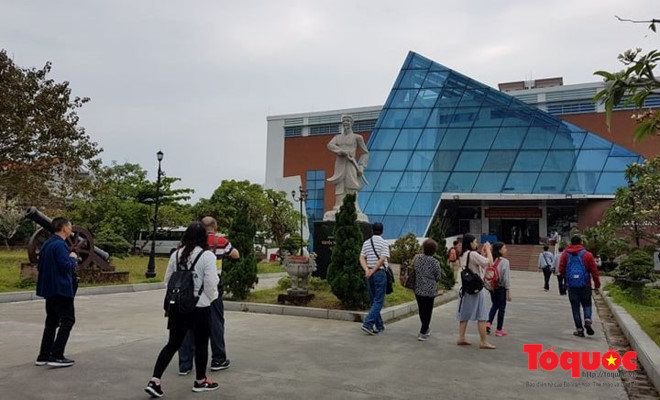 Đà Nẵng quản lý ngăn chặn tour du lịch 0 đồng - ảnh 1Một đoàn khách du lịch Trung Quốc tham quan Bảo tàng Đà Nẵng. Ảnh: Đức Hoàng