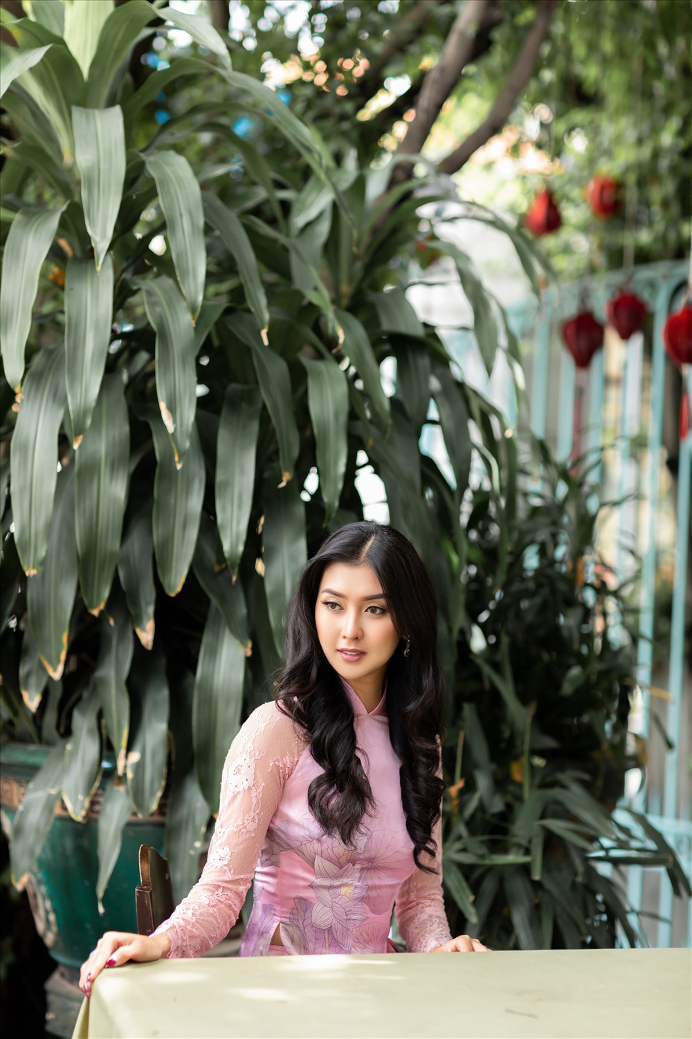 "Tôi đã thích áo dài ngay từ khi nhìn thấy tiếp viên hàng không ở quốc gia các bạn đều mặc trang phục truyền thống. Và giờ tôi đã được mặc trang phục này, tôi rất yêu chúng", Hoa hậu Kevin Lilliana nói thêm. Ảnh: Kiệt Võ
