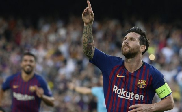  Messi đang thăng hoa tại Champions League, trong khi Ronaldo lại phải nhận thẻ đỏ.