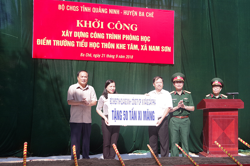 Đại diện Công ty xi măng Cẩm Phả ủng hộ 50 tấn xi măng.