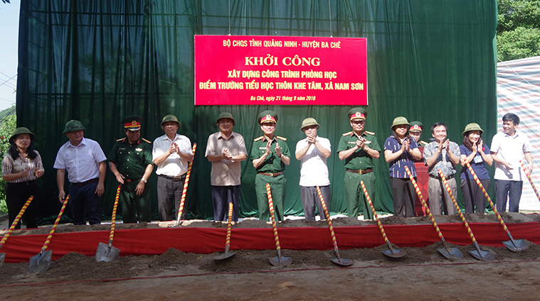 Đại diện Công ty xi măng Cẩm Phả ủng hộ 50 tấn xi măng.