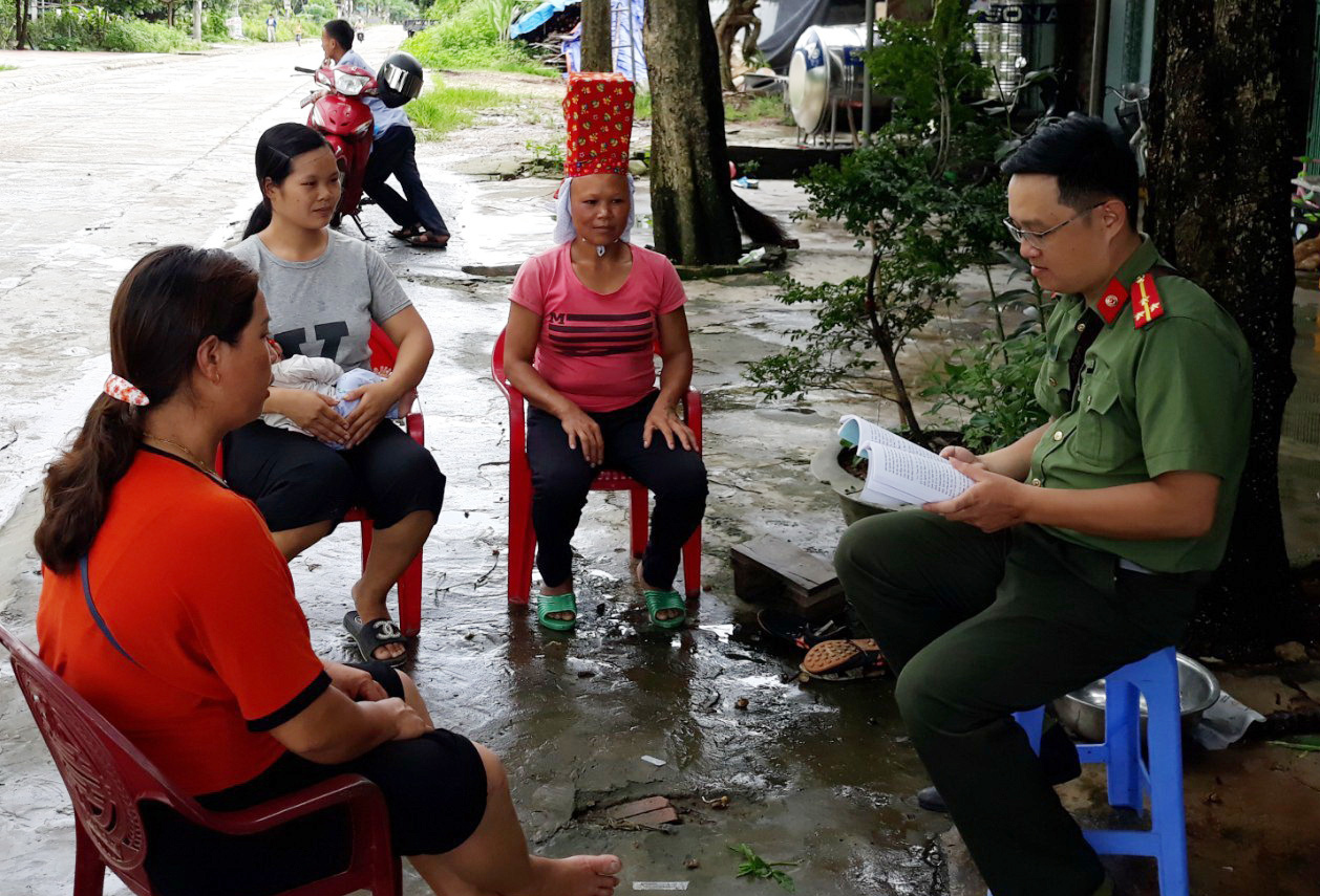Thượng úy Chìu A Nhì tuyên truyền, vận động người dân thực hiện các chủ trương, chính sách của Đảng và Nhà nước