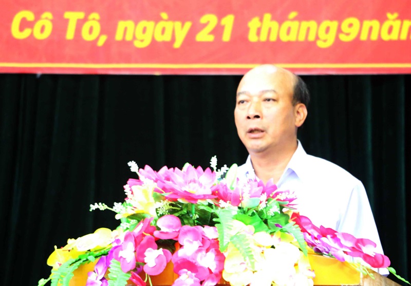 Đồng chí Lê Minh Chuẩn, ĐBQH tỉnh Quảng Ninh khóa XIV, thông báo kết quả hoạt động của Đoàn ĐBQH tỉnh Quảng Ninh đến cử tri huyện Cô Tô.