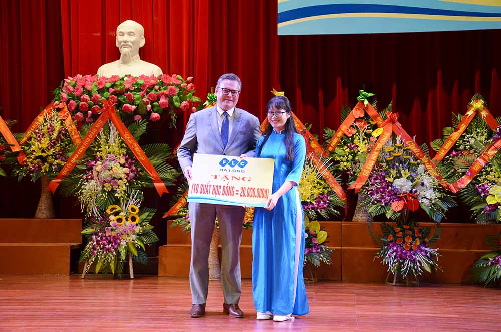 Đại diện FLC Hạ Long tặng học bổng cho sinh viên Trường Đại học Hạ Long.